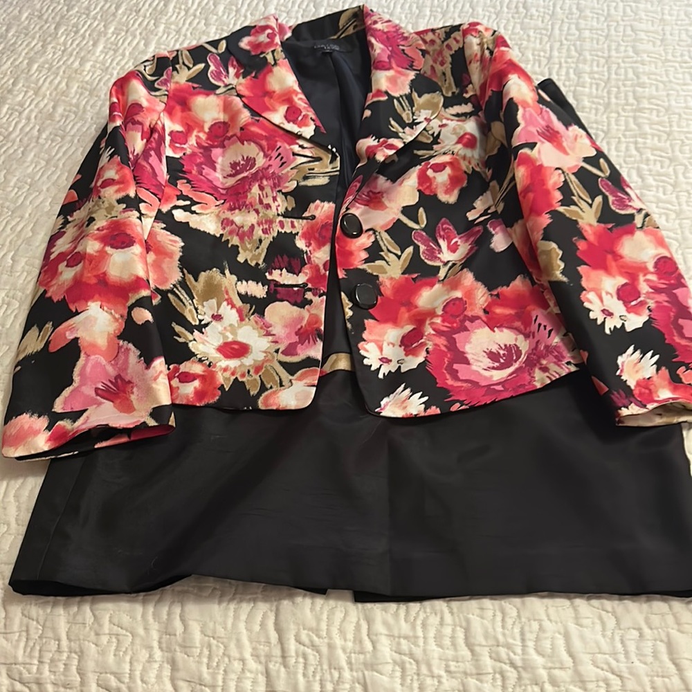 Woman’s floral print skirt suit size 14
